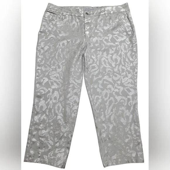 Chico's Platinum Denim Leopard Print Metallic Crop Jeans Size 3 (38) Silver - Picture 2 of 14